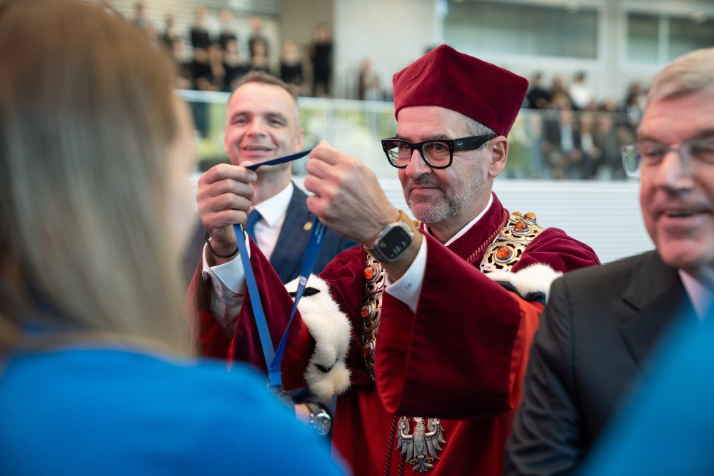 Rektor UG wręcza medale sportowcom.